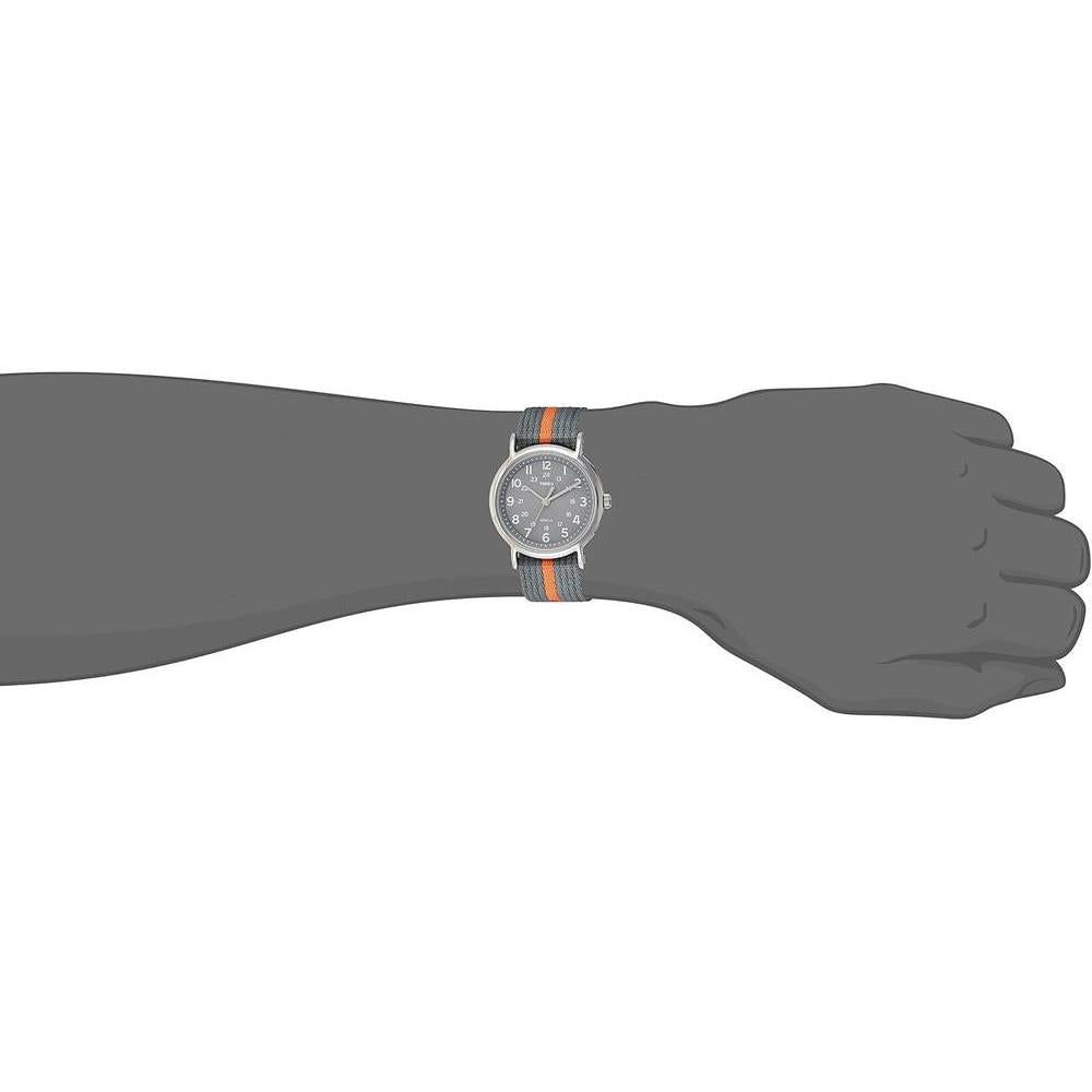 Reloj Timex Weekender Unisex con luz INDIGLO, correa de nailon ajustable, esfera gris y resistencia al agua