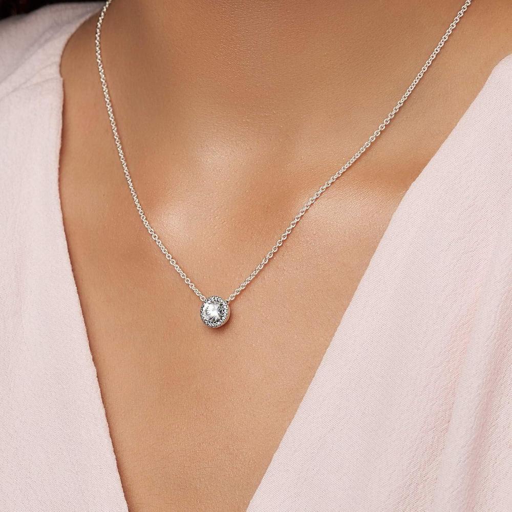 PANDORA Collar de Elegancia Clásica con Circonita Cúbica y Halo de Plata de Ley que Completa Cualquier Estilo