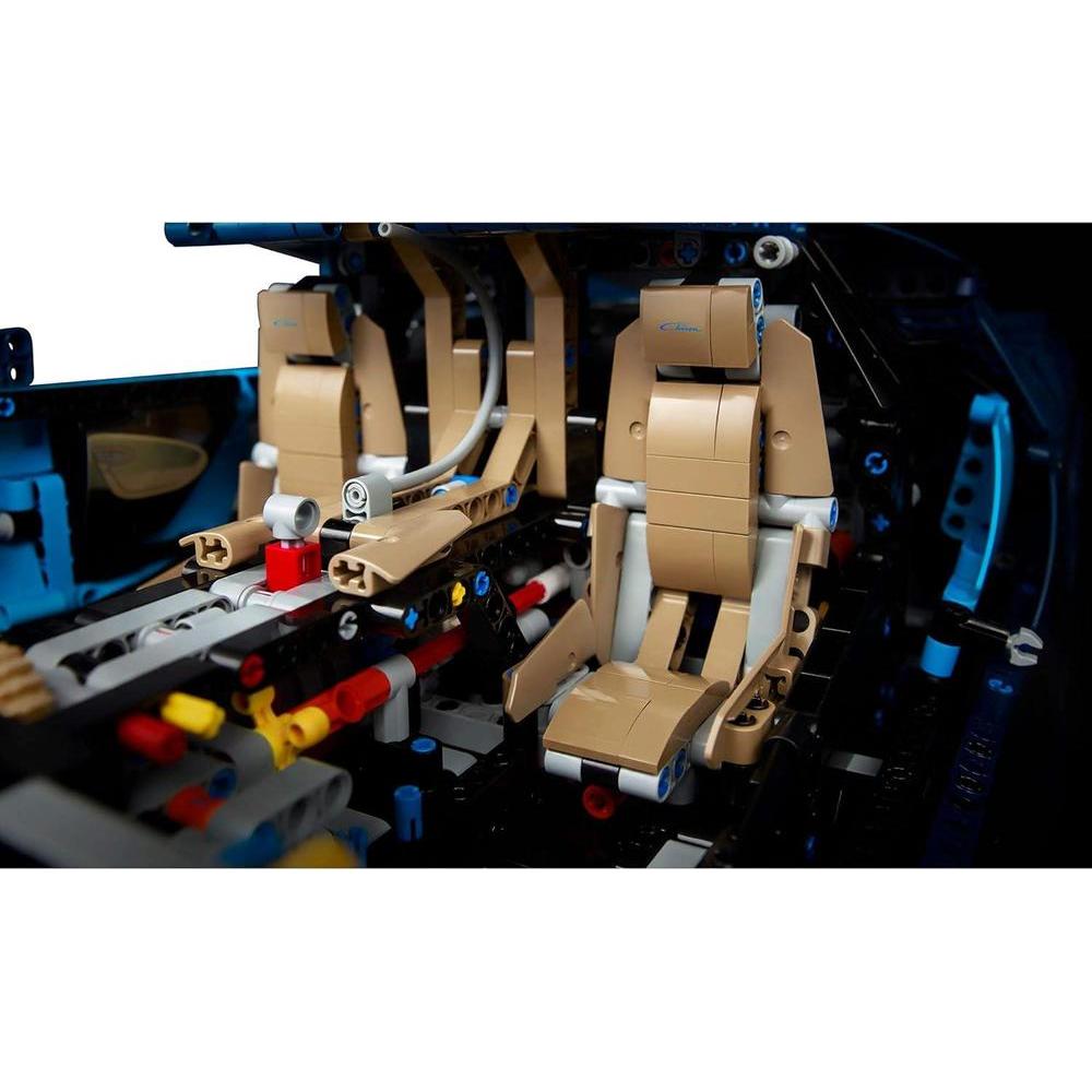 LEGO Technic Bugatti Chiron, kit de construcción para adultos con detalles auténticos del auto de carrera, 3599 piezas