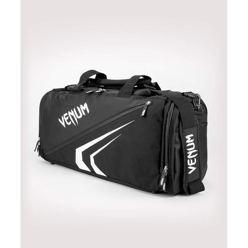 Bolsa deportiva Trainer Lite Evo de Venum con gran compartimento y ventilación óptima, ideal para deportes