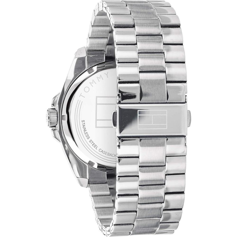 Reloj Tommy Hilfiger de acero inoxidable con cronógrafo, diseño moderno y detalles en colores icónicos de la marca