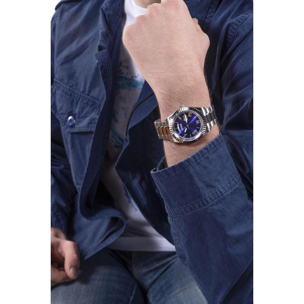 Reloj analógico GUESS con elegante diseño azul y plateado, pulsera de acero inoxidable y cierre de hebilla