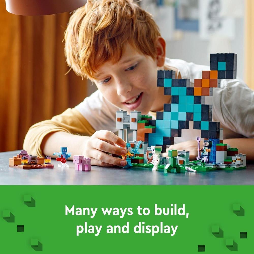 LEGO Minecraft The Sword Outpost 21244 con Creeper, Guerrero, Cerdo, Esqueleto para Aventuras Inspiradas en Videojuegos