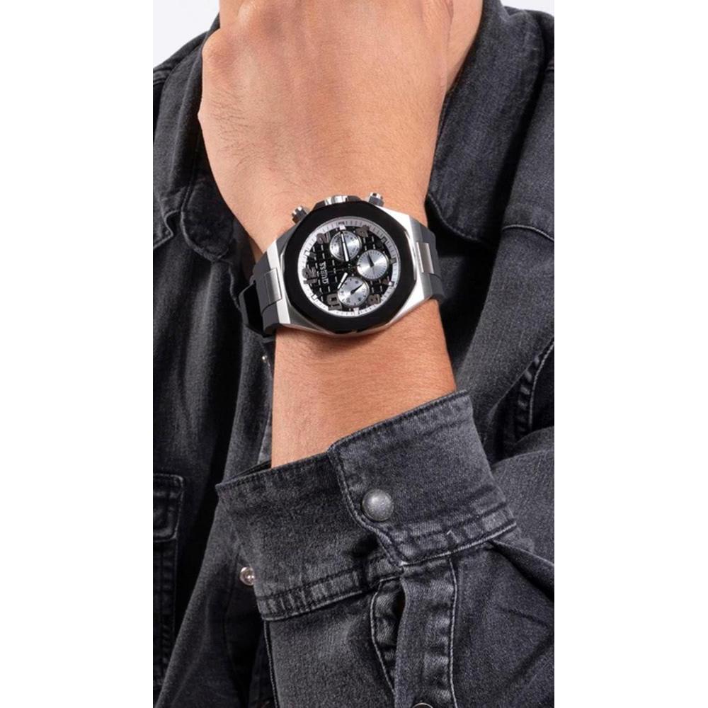 GUESS Reloj de pulsera para hombre, caja de acero inoxidable resistente al agua, banda de silicona, movimiento de cuarzo exacto