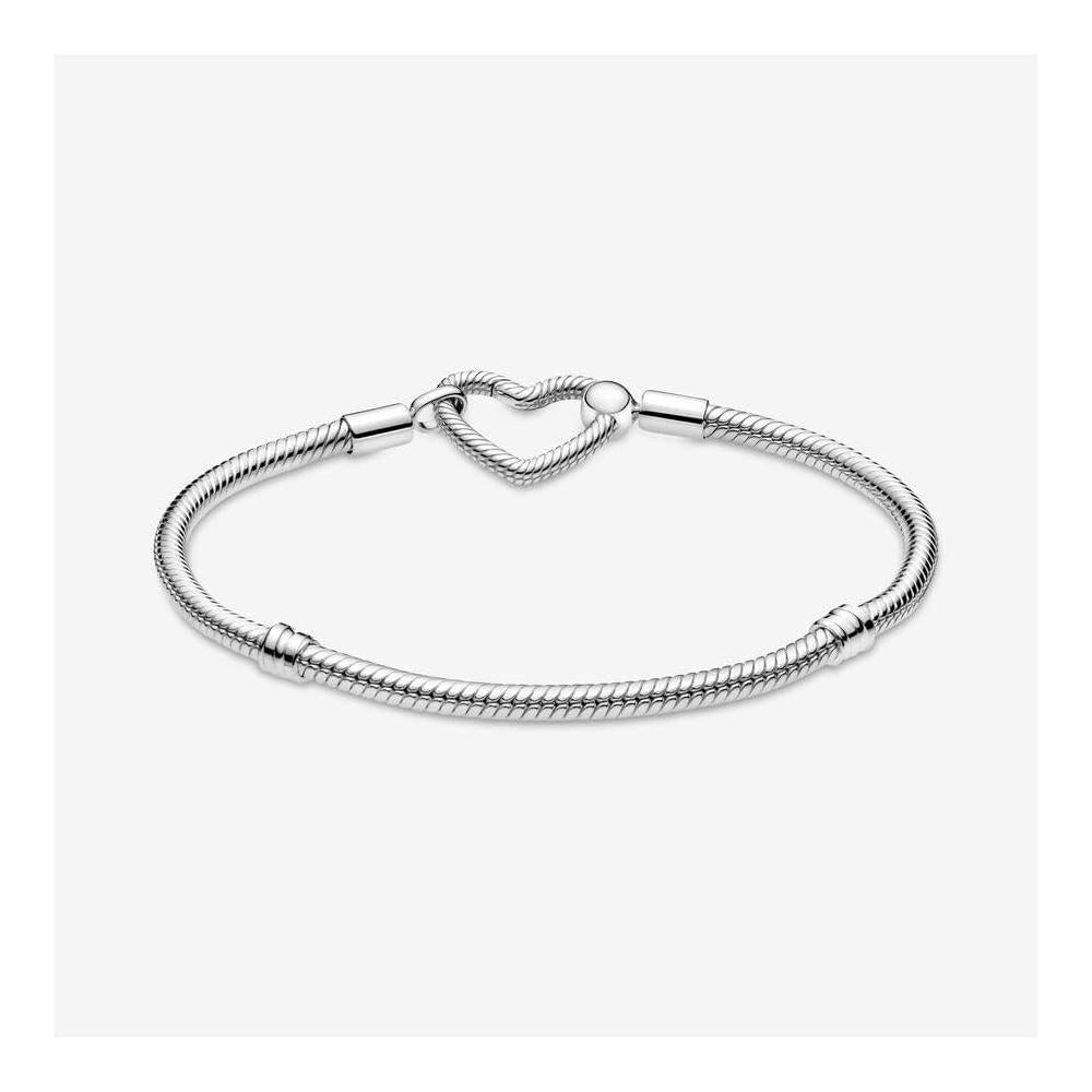 Pulsera Pandora Moments de cadena serpiente con cierre corazón en plata de ley. Compatible con dijes. Incluye caja de regalo
