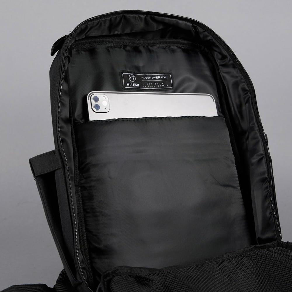 Mochila táctica impermeable WOLFpak con capacidad de 15L, diseño en color negro, personalizable y durable