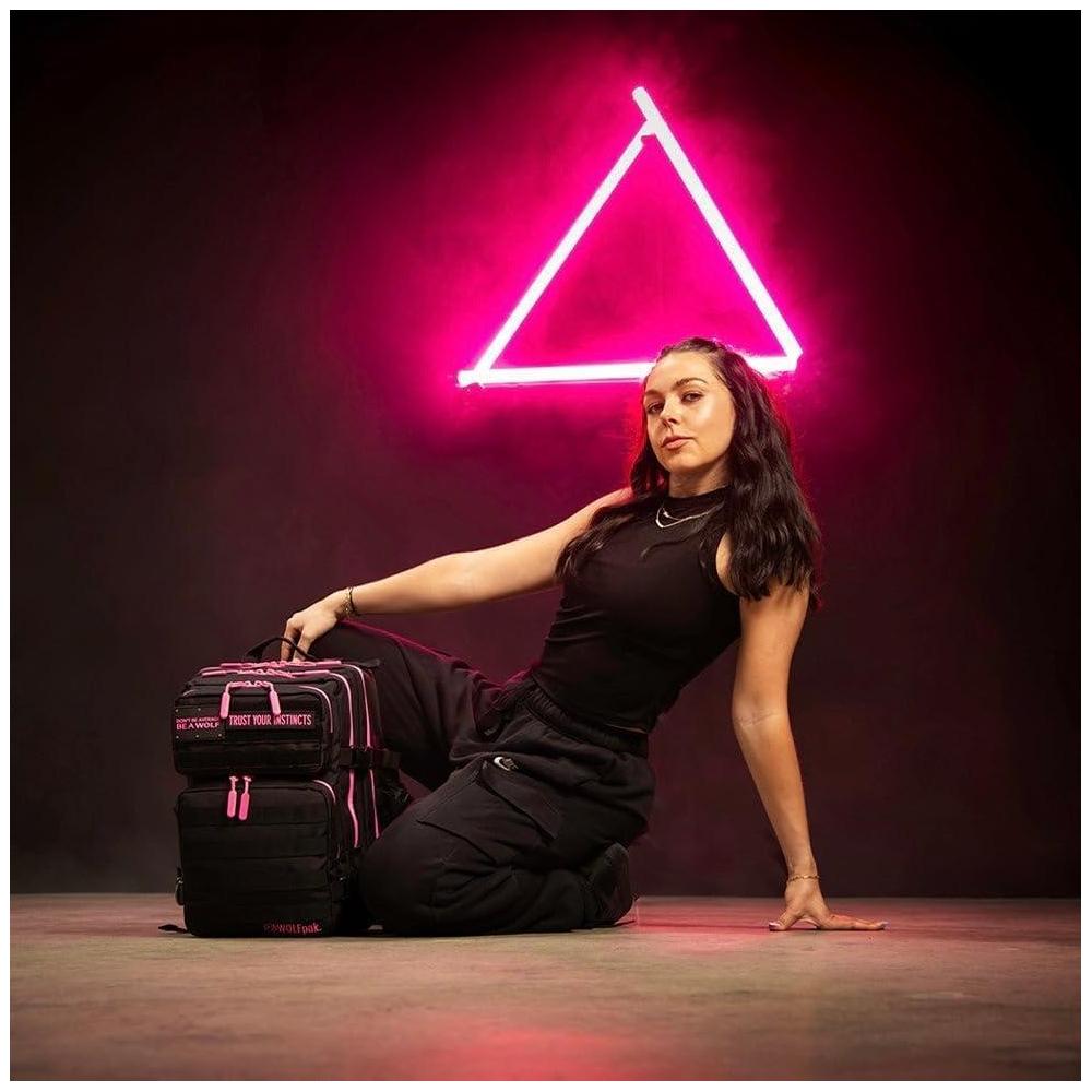Mochila WOLFpak, versátil y resistente al agua, ideal para viajes o uso diario, con capacidad de personalización y compartimento para laptop