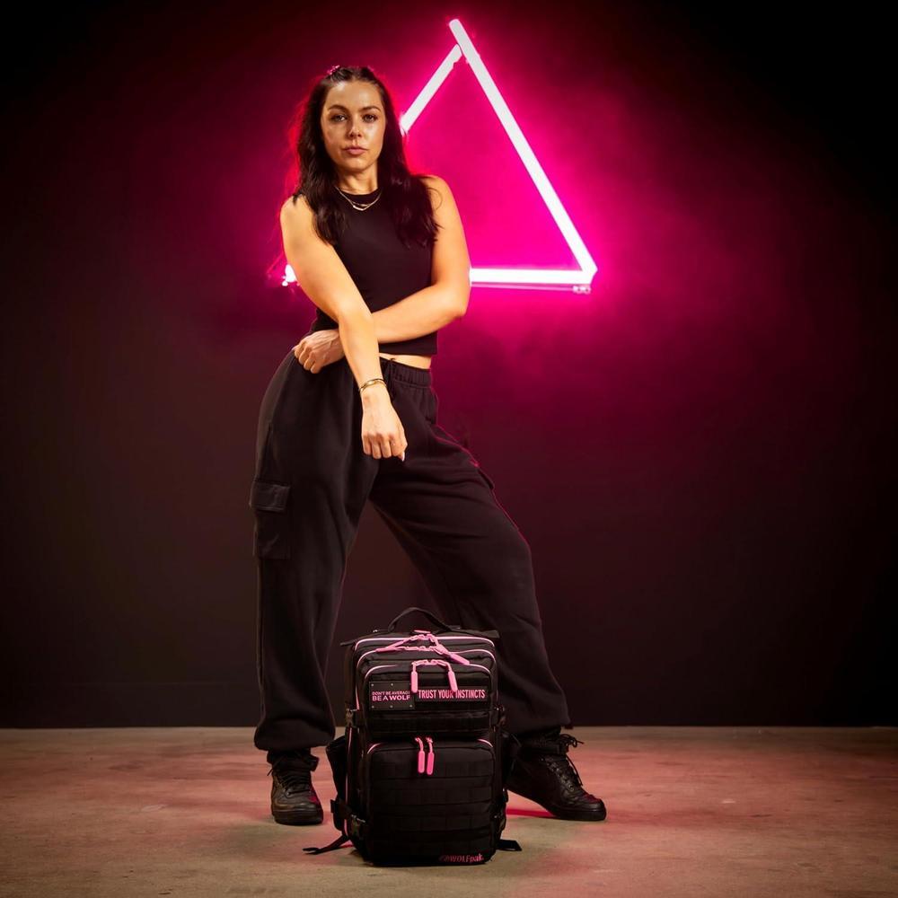 Mochila WOLFpak, versátil y resistente al agua, ideal para viajes o uso diario, con capacidad de personalización y compartimento para laptop