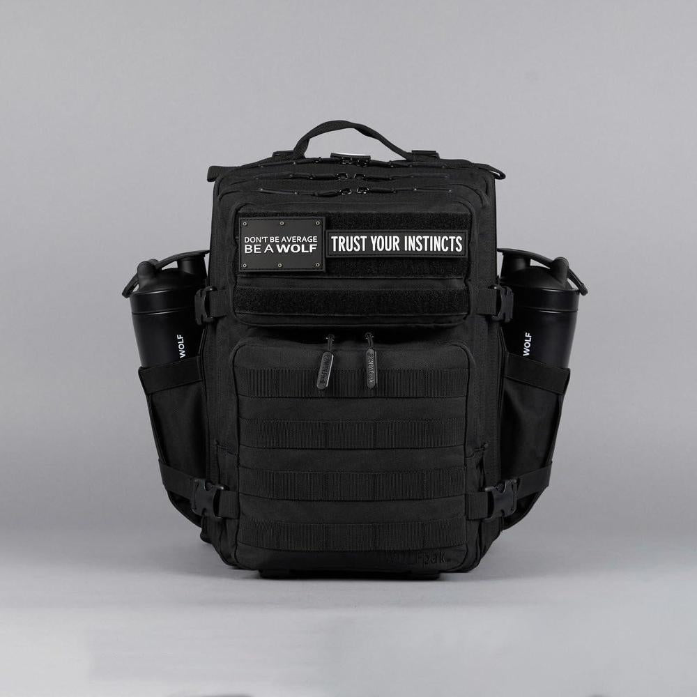 WOLFpak Mochila Negro Alpha de 25L resistente al agua, ideal para viaje o uso diario, con compartimento seguro y personalizable