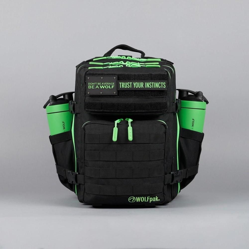 WOLFpak Mochila 25L negro verde neón, resistente al agua, personalizada con parches, ideal para viajes y uso diario