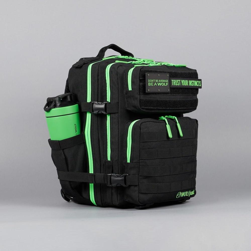 WOLFpak Mochila 25L negro verde neón, resistente al agua, personalizada con parches, ideal para viajes y uso diario