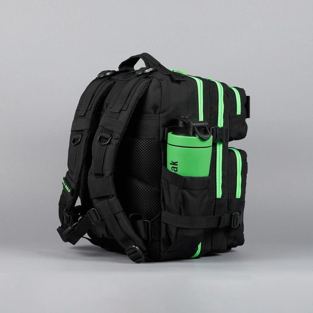 WOLFpak Mochila 25L negro verde neón, resistente al agua, personalizada con parches, ideal para viajes y uso diario
