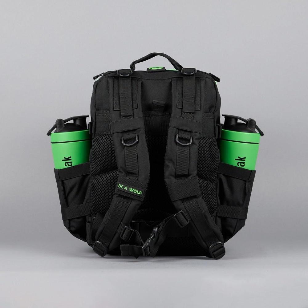 WOLFpak Mochila 25L negro verde neón, resistente al agua, personalizada con parches, ideal para viajes y uso diario
