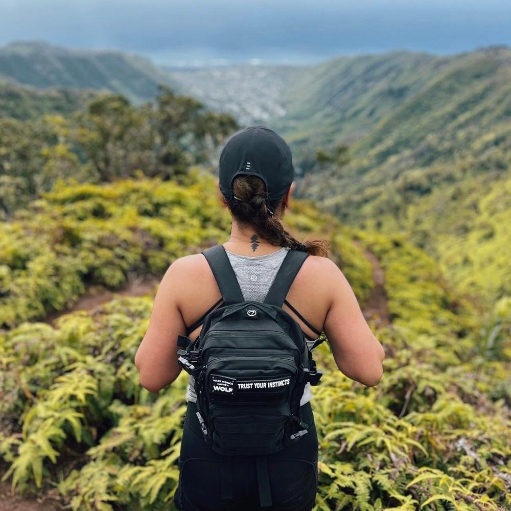 WOLFpak Mochila Mini Negro de Material Resistente al Agua y Personalizable para Uso Diario y Viajes