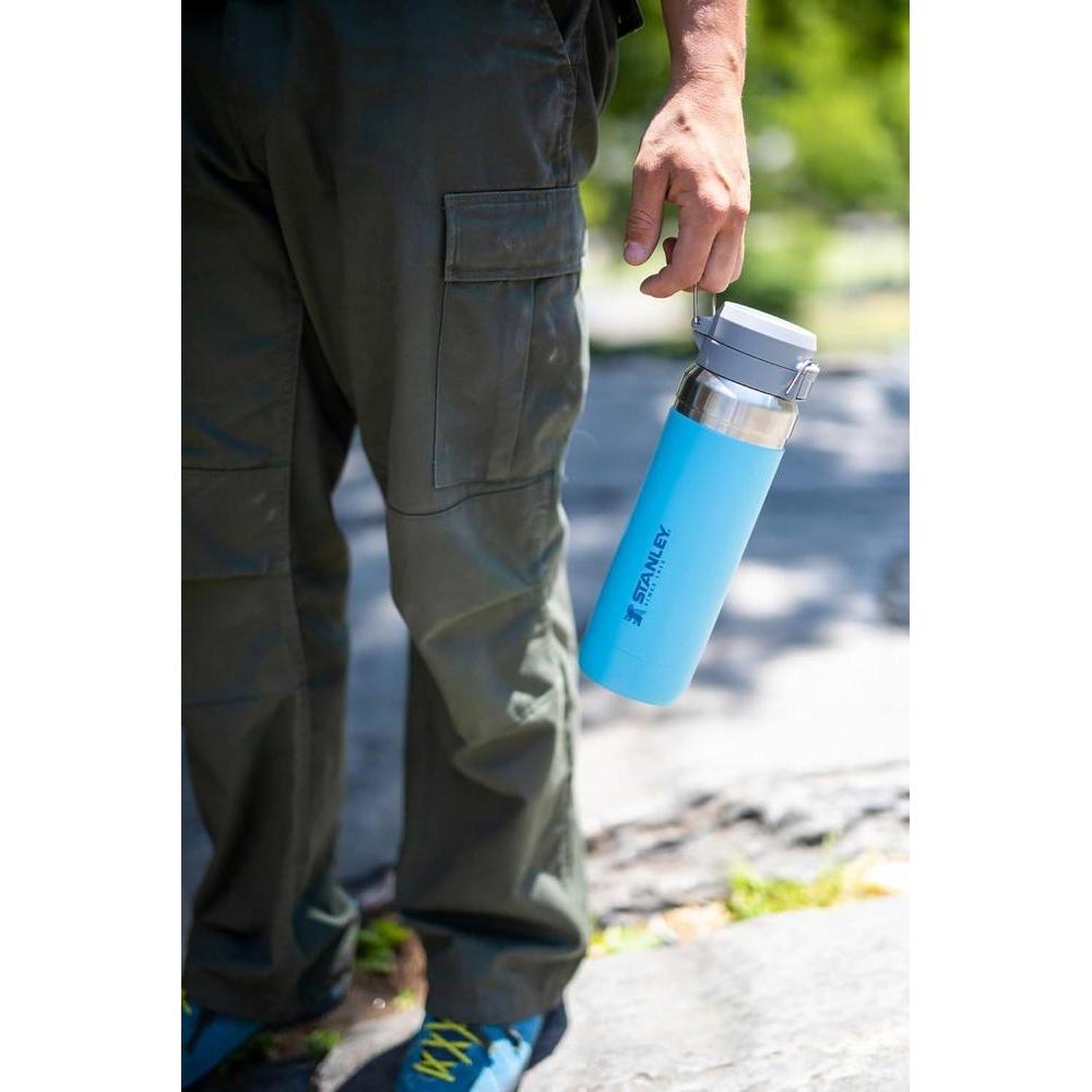 Stanley Quick Flip GO Botella de agua, tapa de botón, a prueba de fugas y plegable para viajes y deportes, acero inoxidable sin BPA, negro