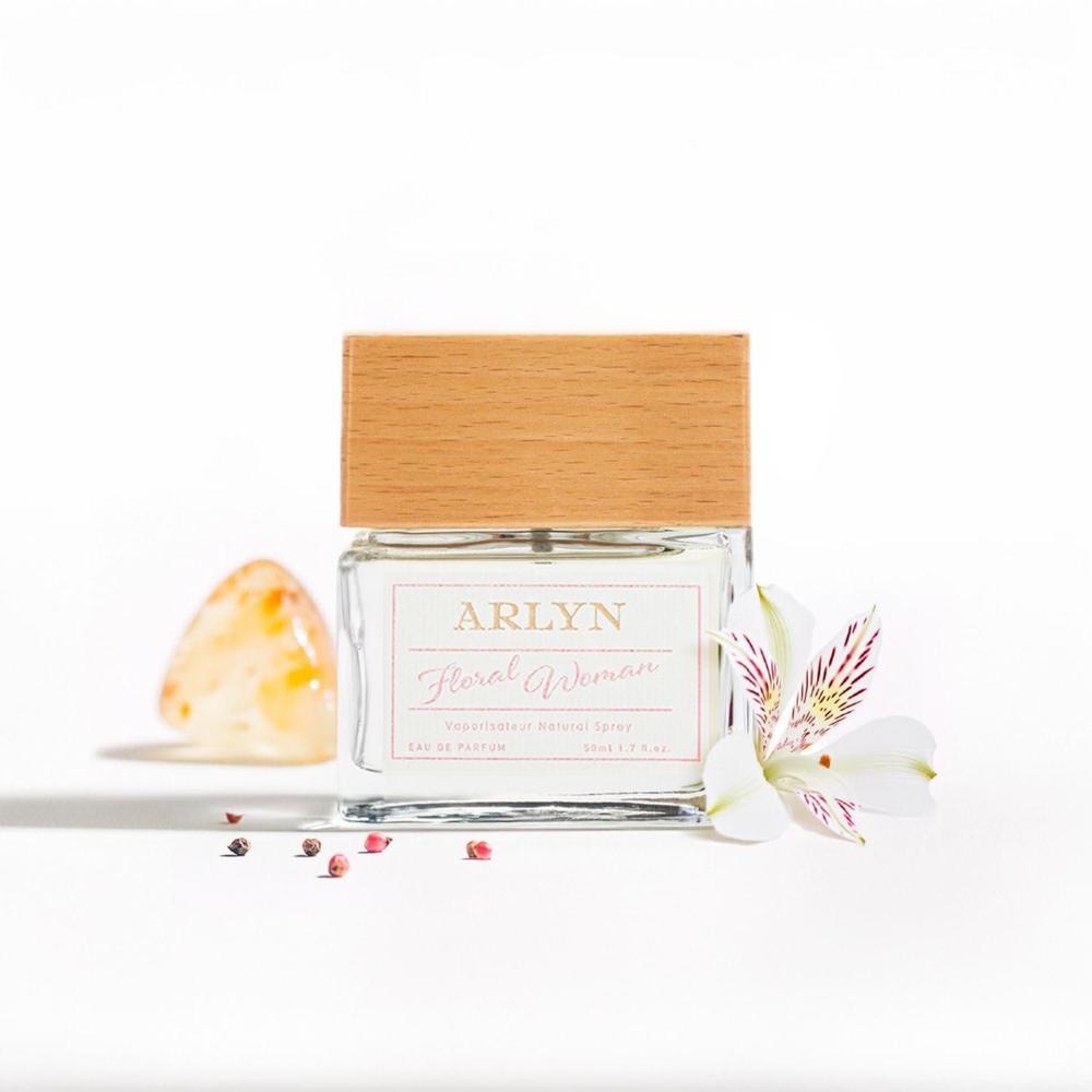 ARLYN Floral Woman Eau De Parfum con notas de té dulce, pimienta rosa, rosa y pachulí para una fragancia de larga duración