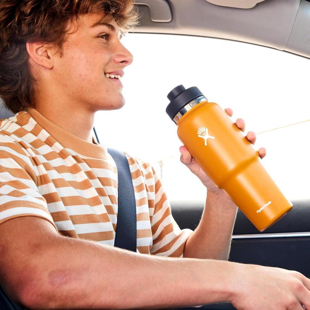 Botella de viaje Hydro Flask con tapa flexible. Mantiene bebidas frías hasta 24 horas y es compatible con portavasos