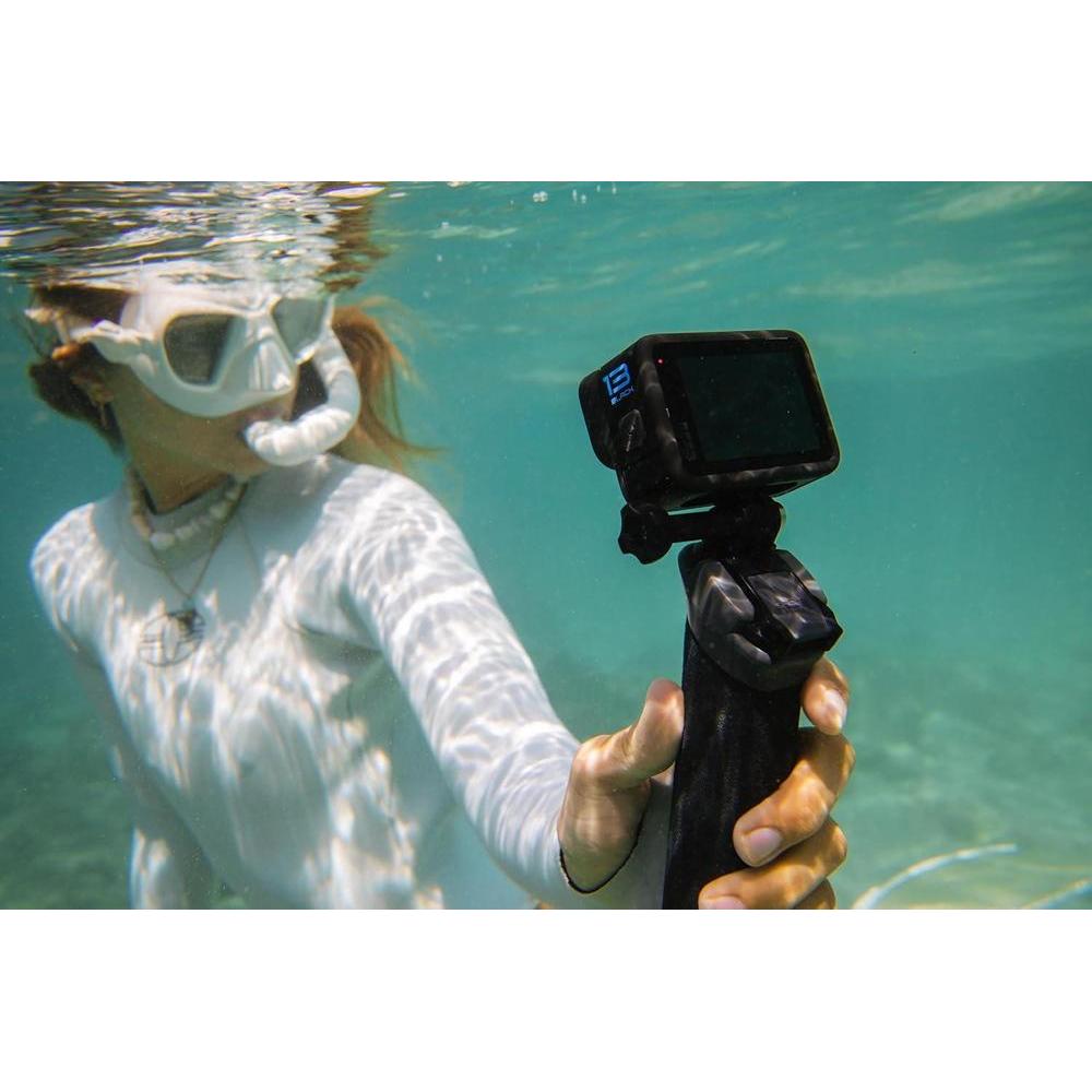 GoPro HERO13 Negro con accesorios: incluye controlador flotante, baterías Enduro, soportes adhesivos, MicroSD 64GB, funda